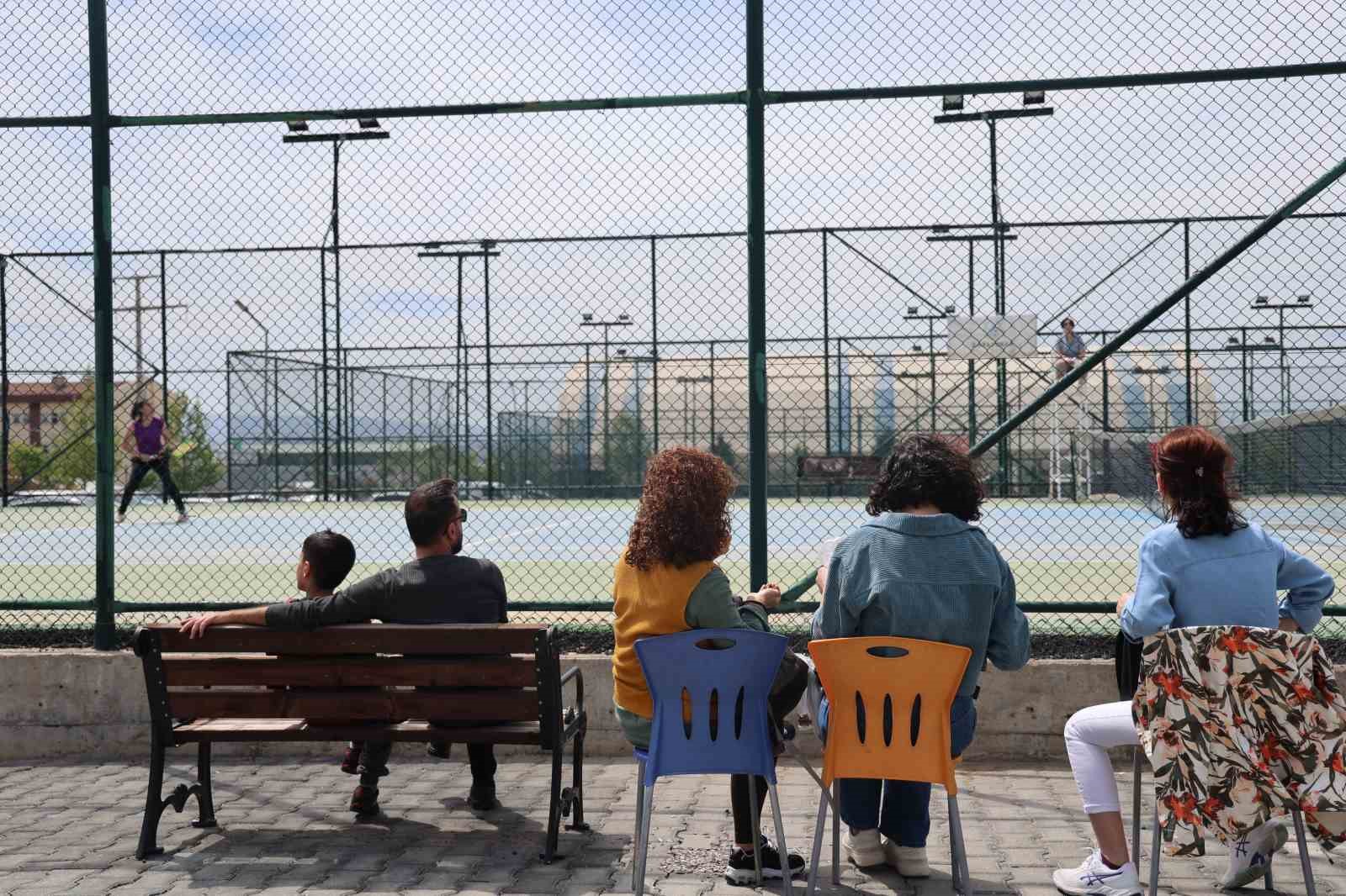Farklı meslek gruplarından 167 tenisçinin katıldığı turnuva tamamlandı

