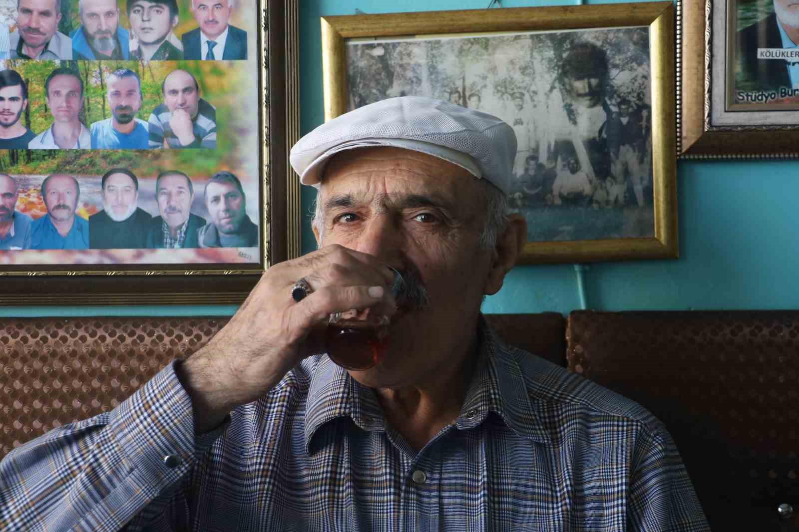 Ölenleri bir yanda kalanları diğer yanda sergiliyor