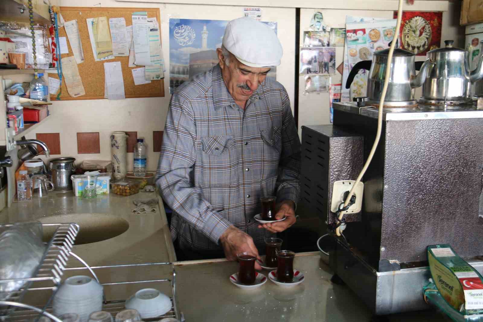 &Ouml;lenleri bir yanda kalanları diğer yanda sergiliyor
