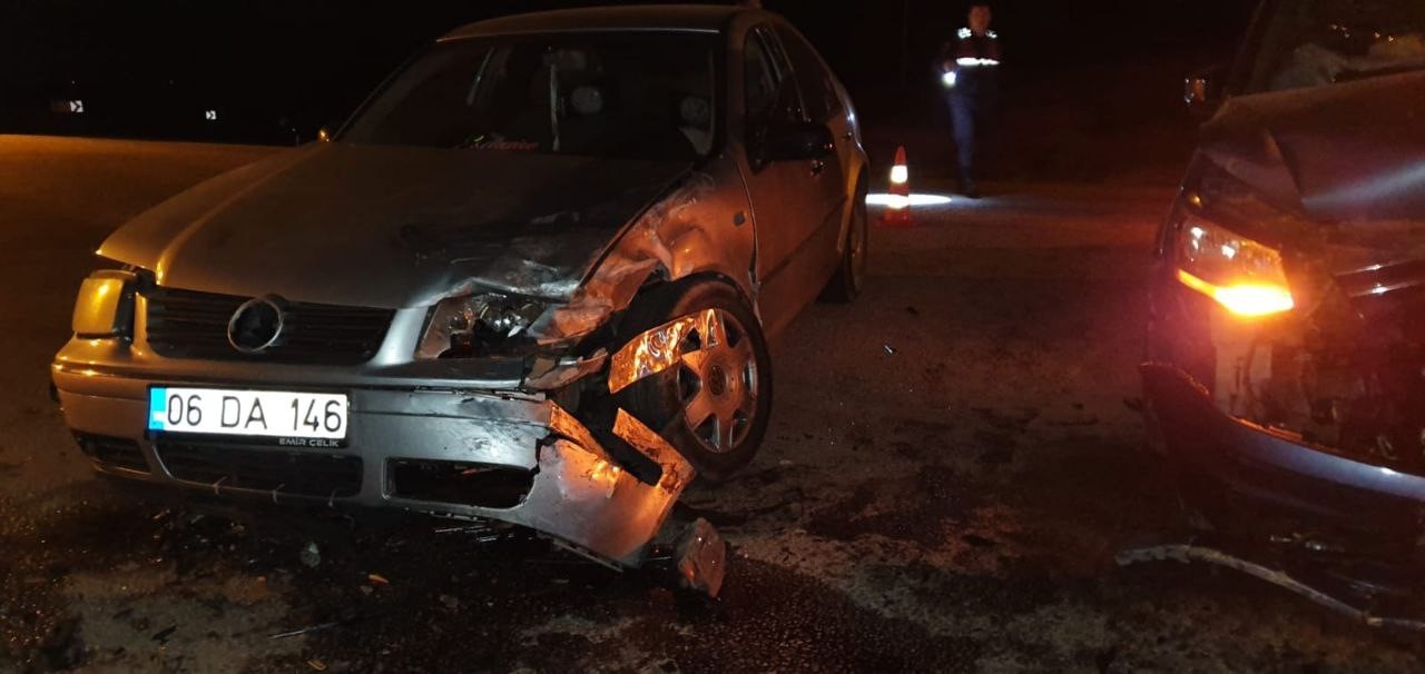 Yalva&ccedil;&rsquo;ta kafa kafaya &ccedil;arpışan iki ara&ccedil;ta 3 kişi yaralandı
