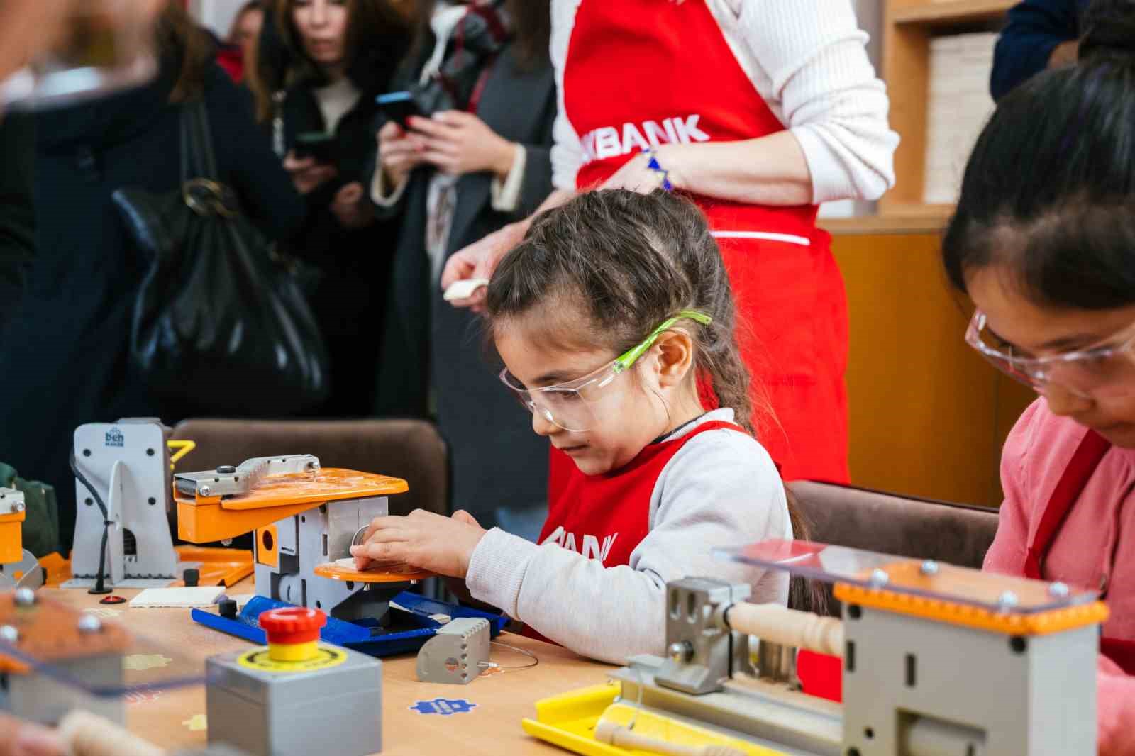 Akbank, "Dönüşümde Gelecek Var" ile on binlerce çocuğun eğitim deneyimini iyileştiriyor