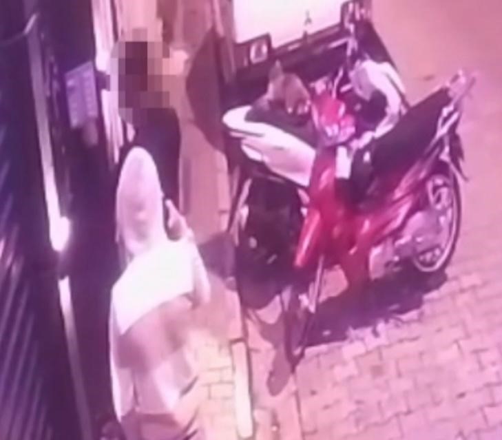 Yaşlı kadını tuzağa düşürüp 750 bin lira değerindeki altınlarını çaldılar
