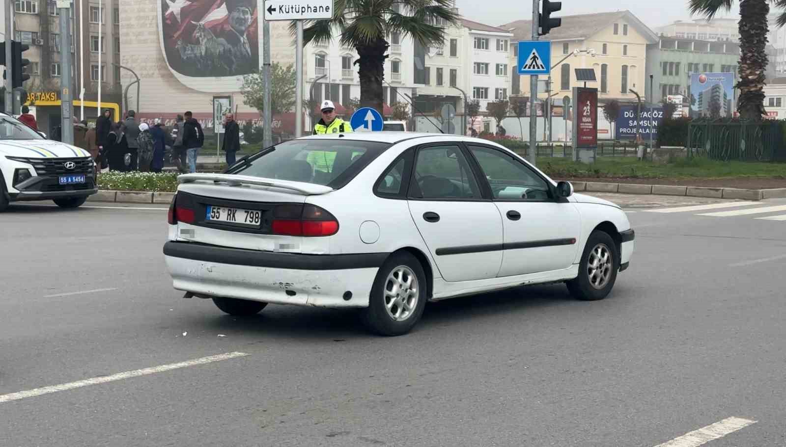 Hafif ticari ara&ccedil; ile otomobil &ccedil;arpıştı: 2 yaralı
