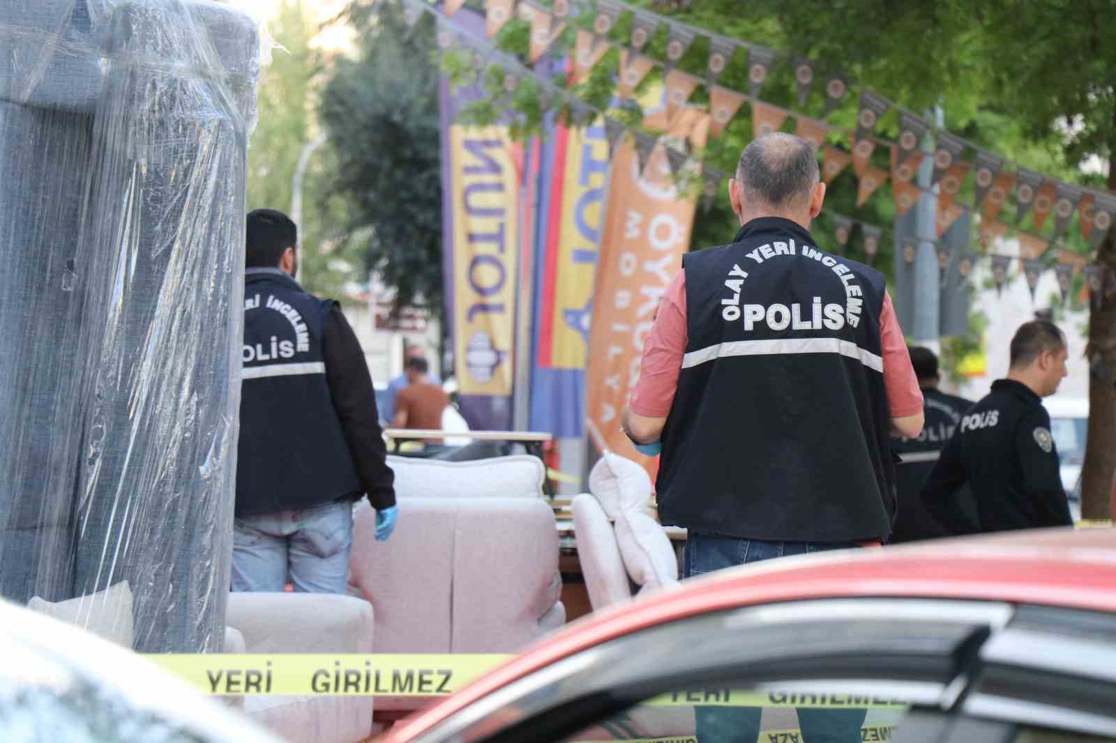 Mobilya dükkanının önündeki silahlı park kavgasında kadın müşteri yaralandı