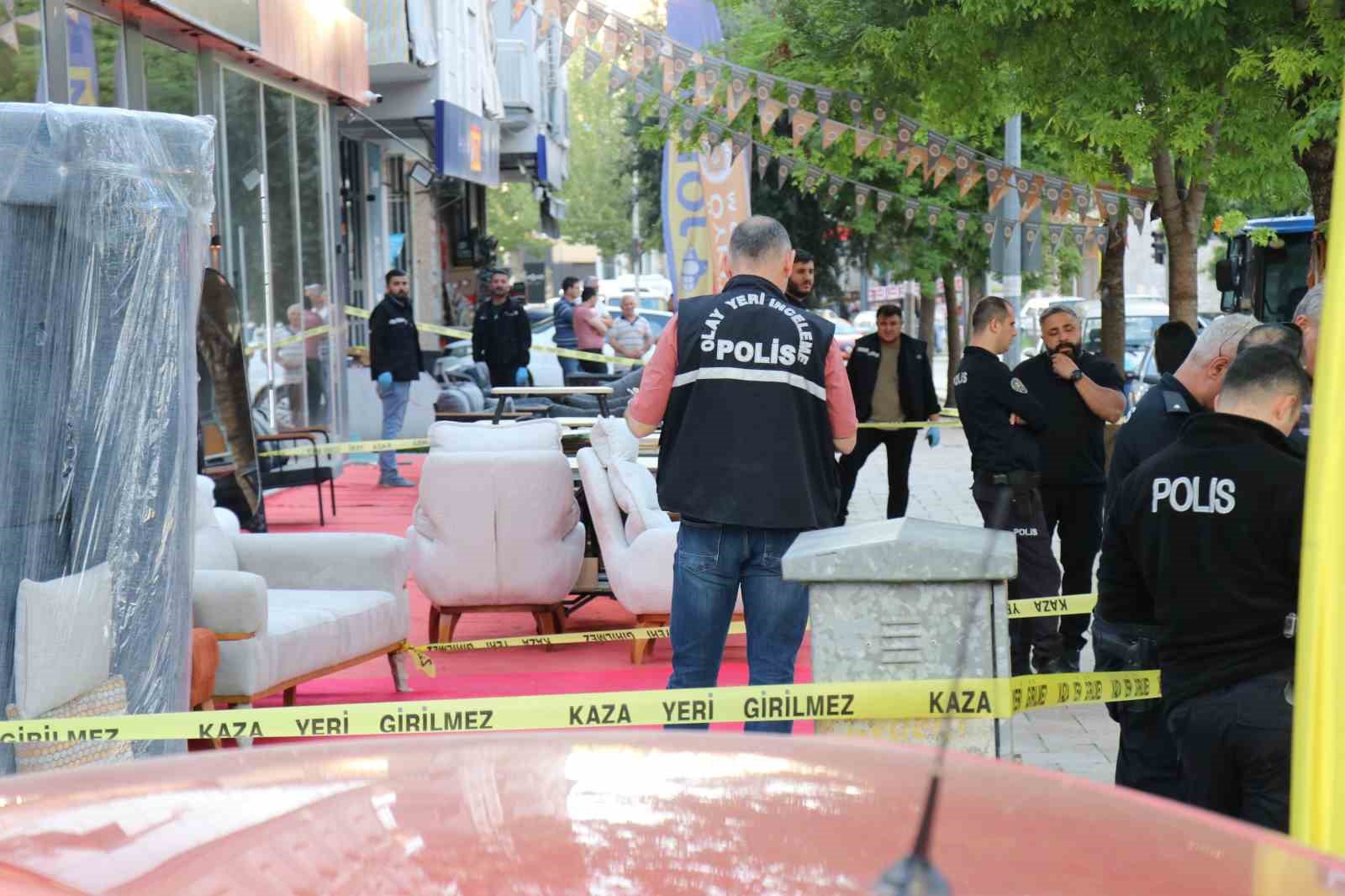 Mobilya d&uuml;kkanının &ouml;n&uuml;ndeki silahlı park kavgasında kadın m&uuml;şteri yaralandı
