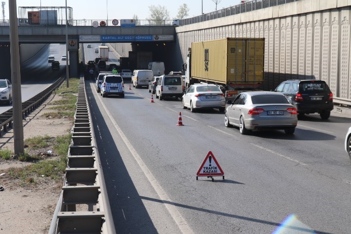 Polis şüphelenip kimlik sordu, kaçan şahıs alt geçit köprüsü üzerinden yola atladı