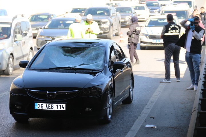 Polis ş&uuml;phelenip kimlik sordu, ka&ccedil;an şahıs alt ge&ccedil;it k&ouml;pr&uuml;s&uuml; &uuml;zerinden yola atladı
