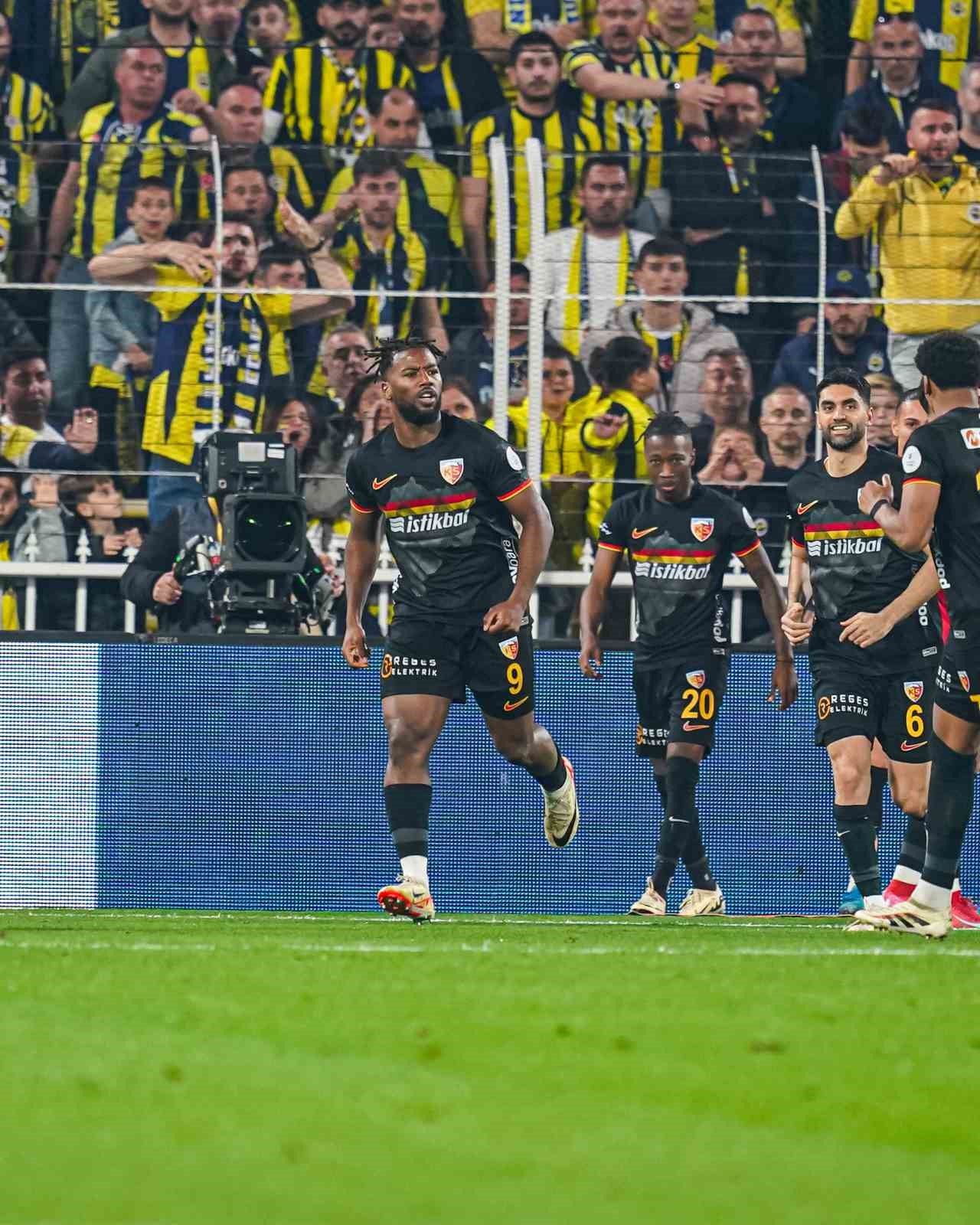 Duckens Nazon 7. gol&uuml;n&uuml; attı
