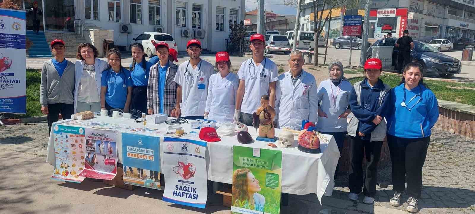 Akçadağ’da öğrenciler, halkın şeker ve tansiyonunu ölçtü