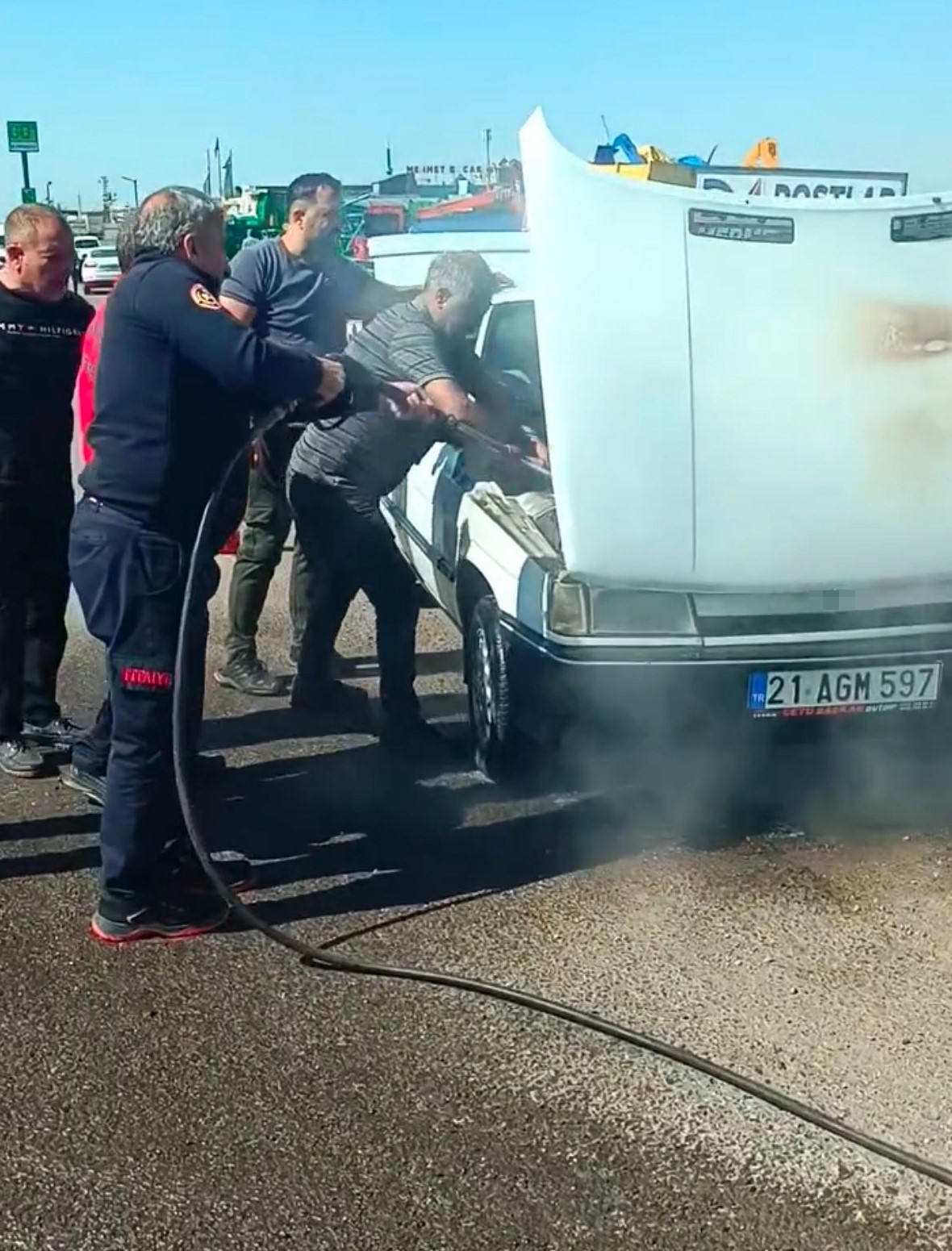 Şanlıurfa’da seyir halindeki otomobil alev aldı
