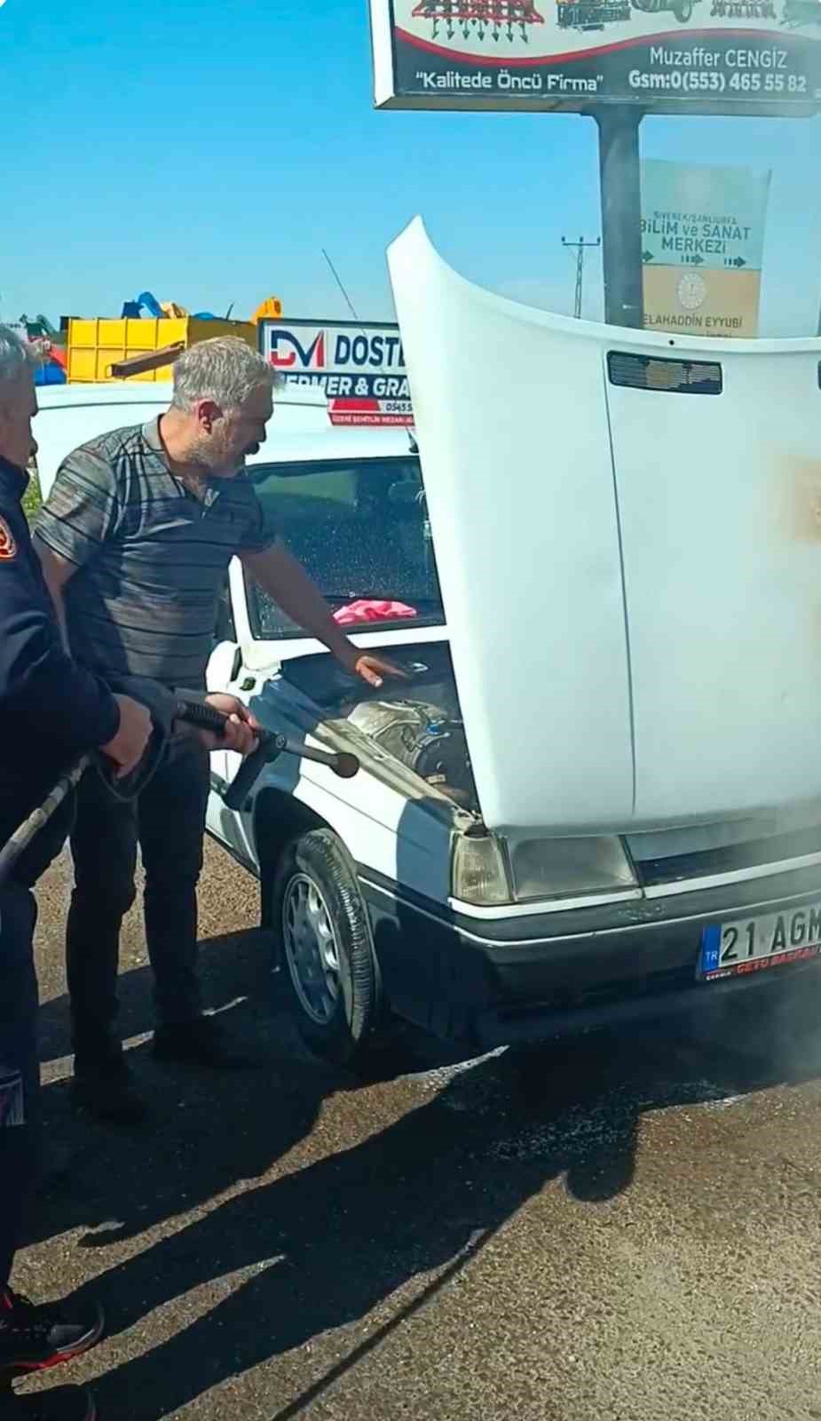 Şanlıurfa’da seyir halindeki otomobil alev aldı