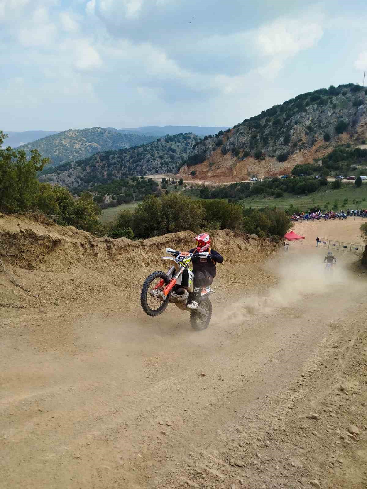 Bilecik Enduro Motosiklet Spor Kl&uuml;b&uuml;&rsquo;nden anlamlı bağış
