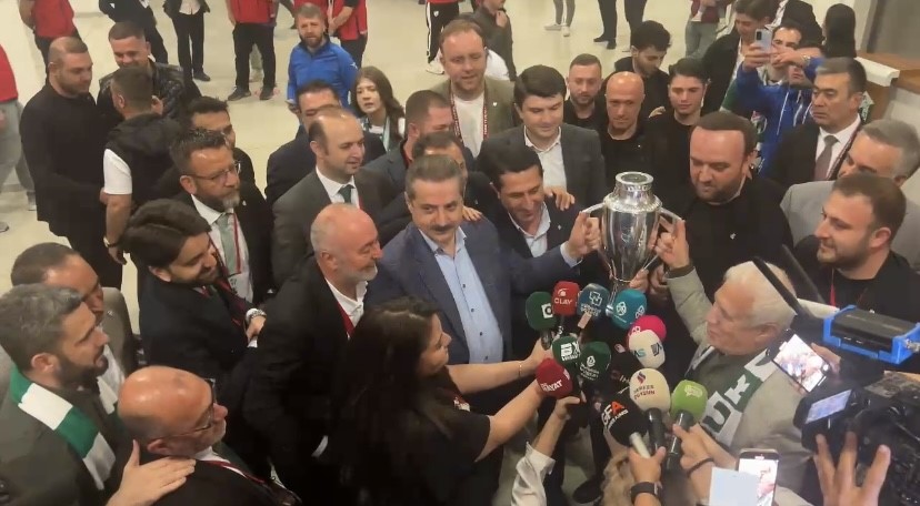 Faruk Çelik ve Mustafa Bozbey şampiyonluk kupasını birlikte kaldırdı
