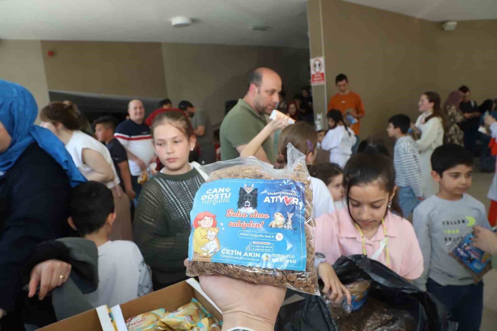 Turgutlu’nun çocuk tiyatro ekibi perdelerini açtı