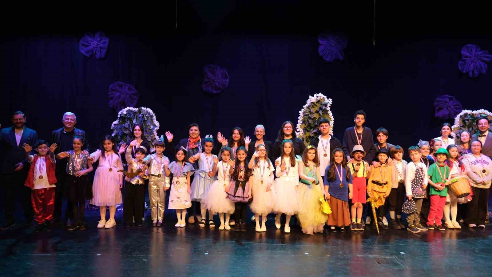 Minik tiyatrocular 23 Nisan coşkusunu sahneye taşıdılar
