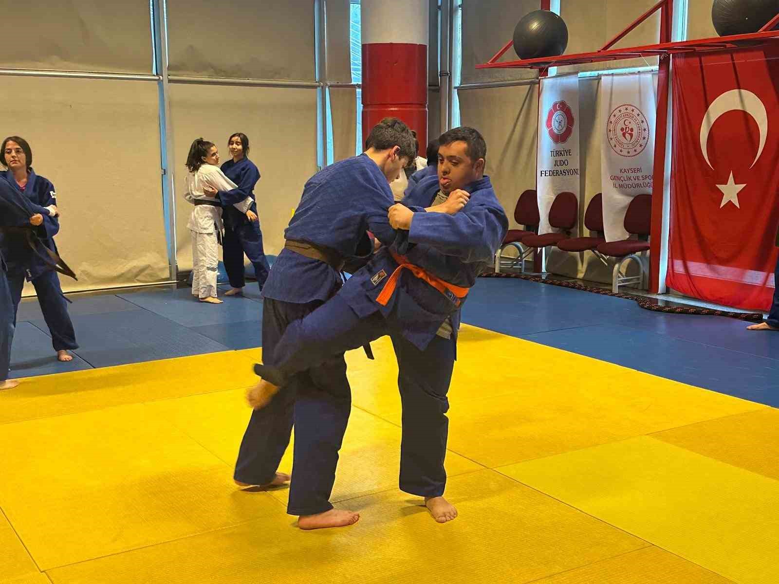 Down Sendromlu Samet şampiyon oldu
