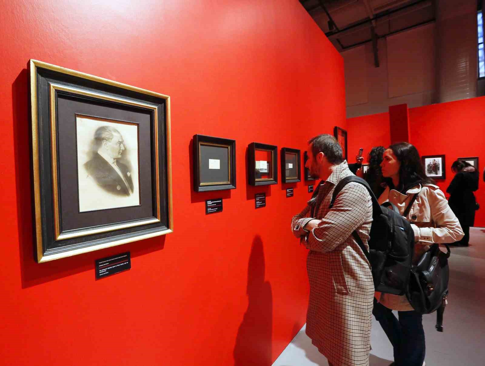 ’Karanlıkta Akan Bir Yıldız: Mustafa Kemal Atatürk’ sergisi İstanbul’da açıldı
