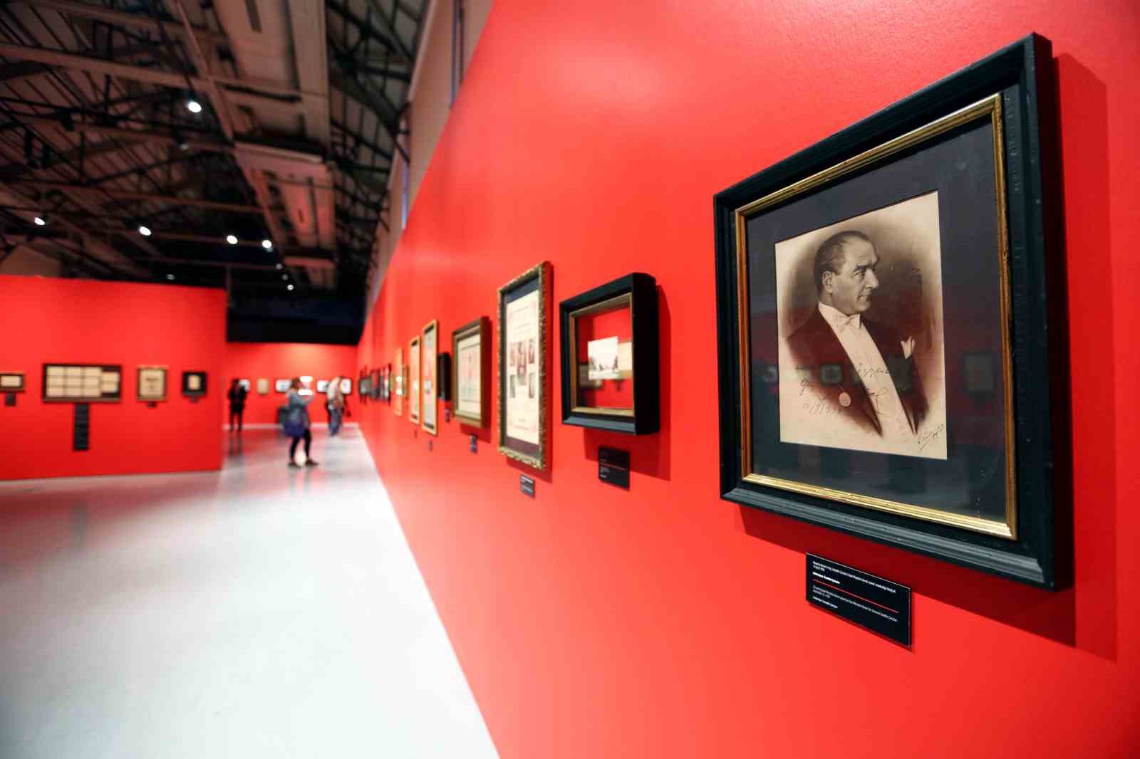 ’Karanlıkta Akan Bir Yıldız: Mustafa Kemal Atatürk’ sergisi İstanbul’da açıldı