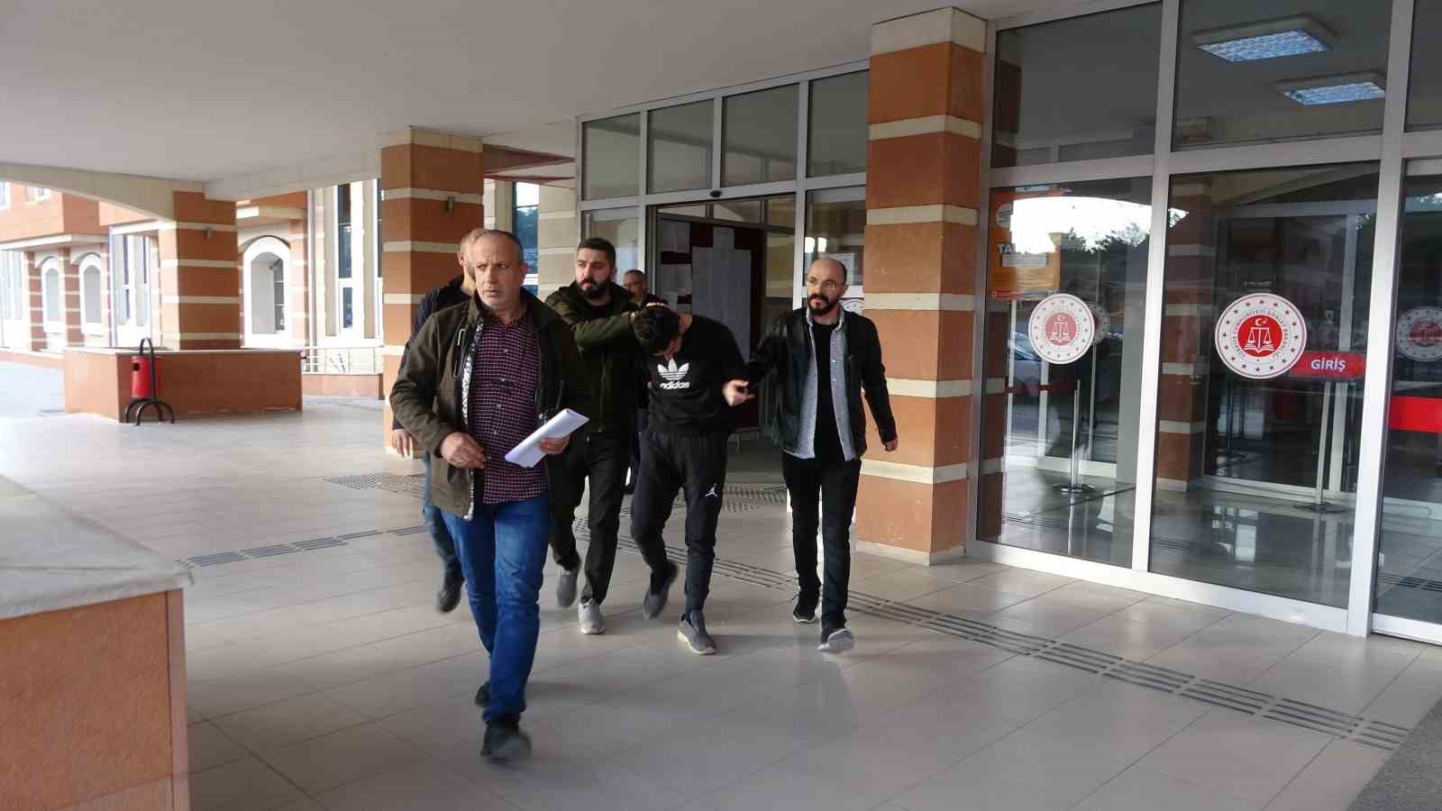 Gürültü üzerine kapıya çıkan komşusunu öldüren sanık, müebbet hapis cezasına çarptırıldı