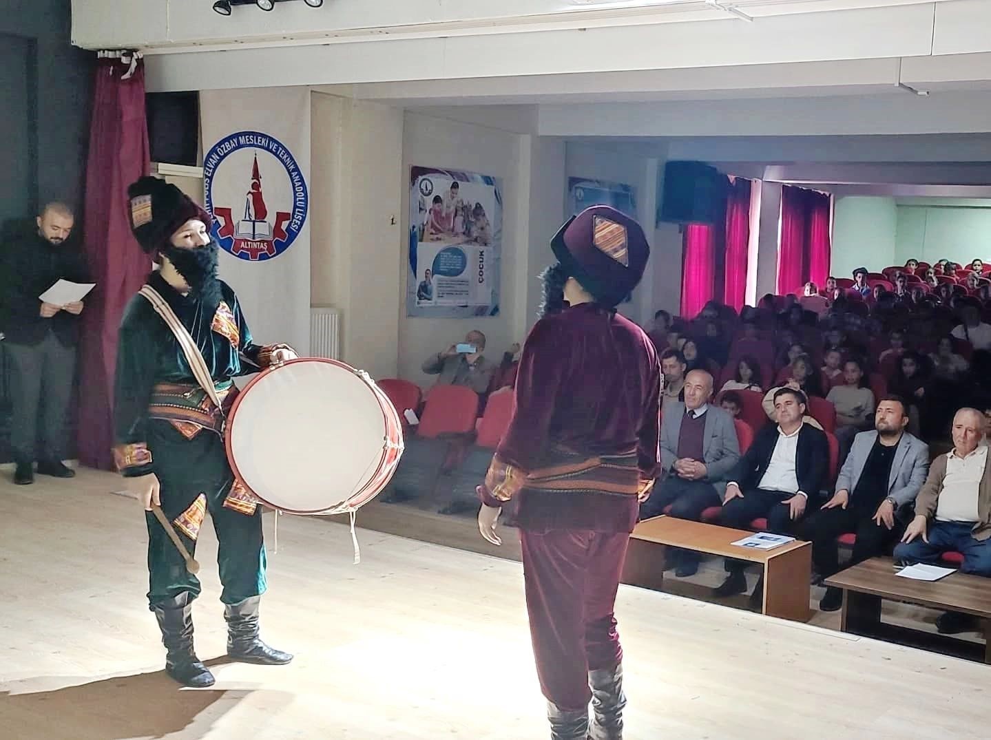 Altıntaş’ta Hacivat ve Karagöz oyunu miniklerle buluştu