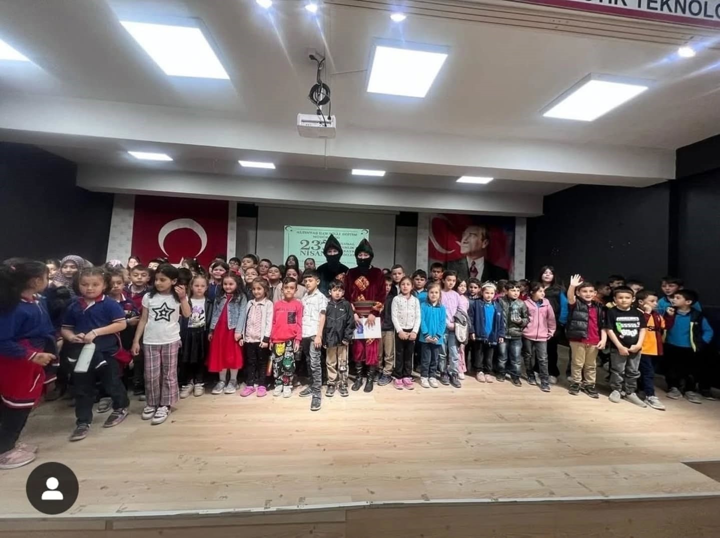 Altıntaş&rsquo;ta Hacivat ve Karag&ouml;z oyunu miniklerle buluştu
