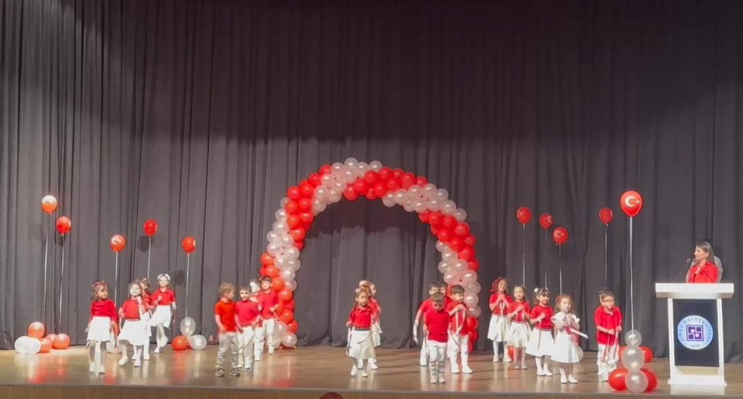 Elazığ&rsquo;da miniklerin 23 Nisan g&ouml;steri alkış aldı
