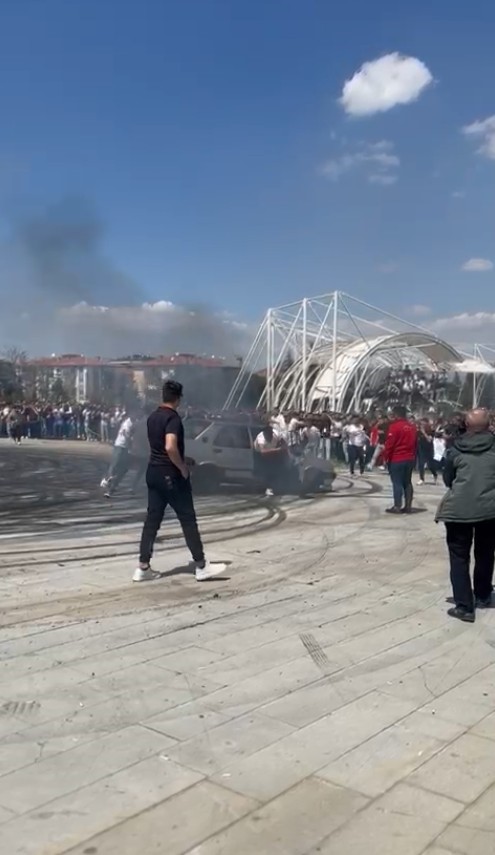 Modifiye festivalinde drift atan Tofaş alev aldı, sürücünün müdahalesiyle söndürüldü