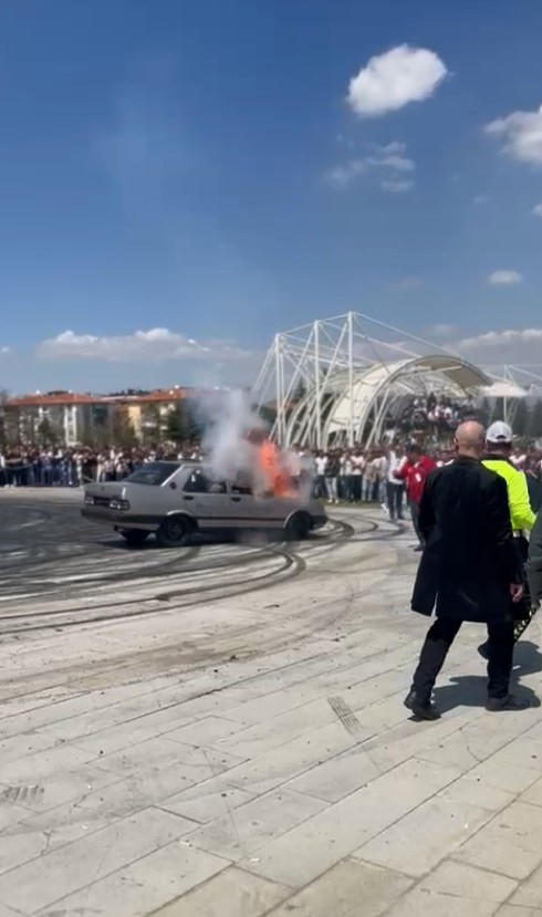 Modifiye festivalinde drift atan Tofaş alev aldı, s&uuml;r&uuml;c&uuml;n&uuml;n m&uuml;dahalesiyle s&ouml;nd&uuml;r&uuml;ld&uuml;
