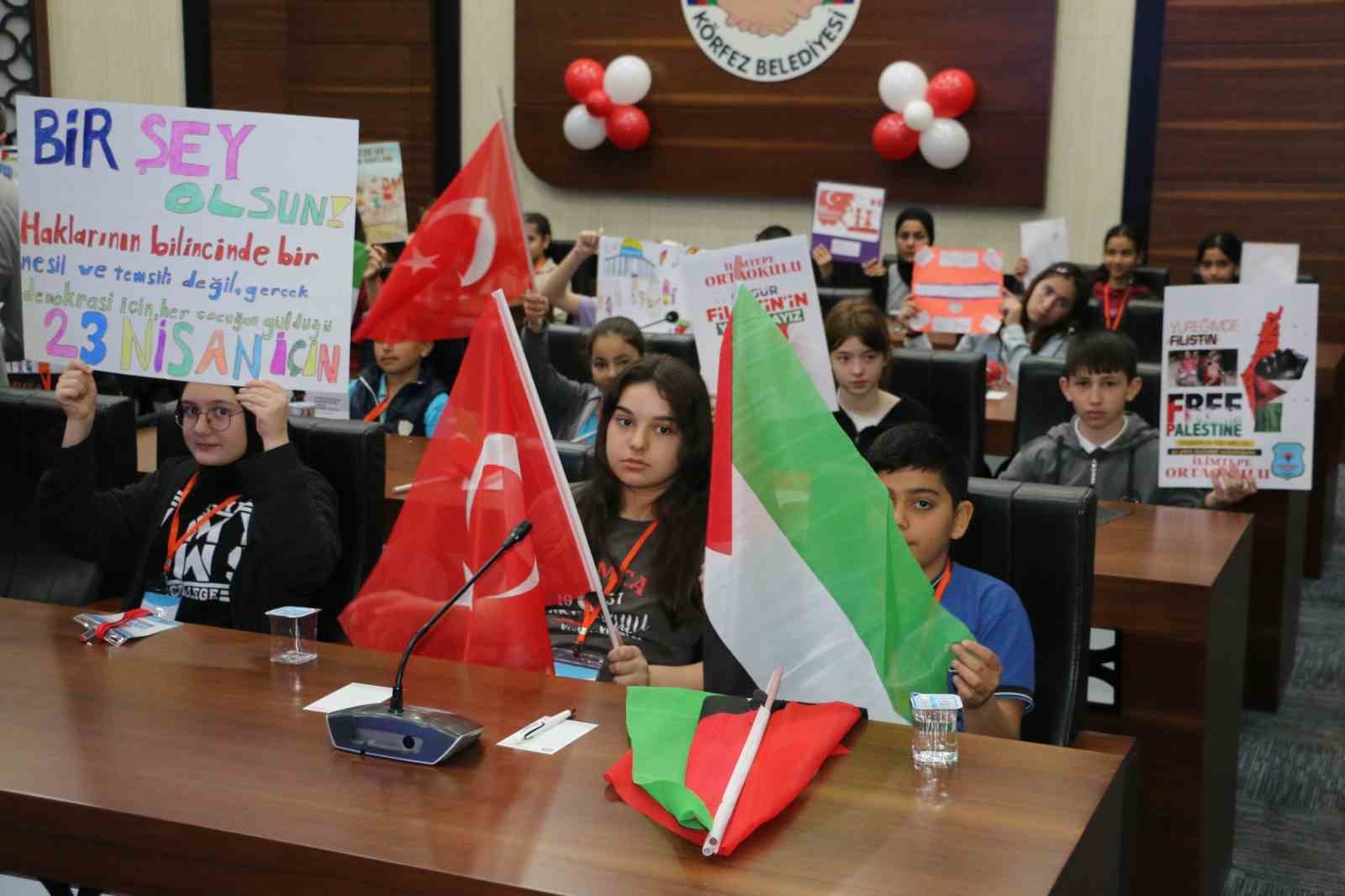 Balonlar Filistinli çocuklar için uçuruldu

