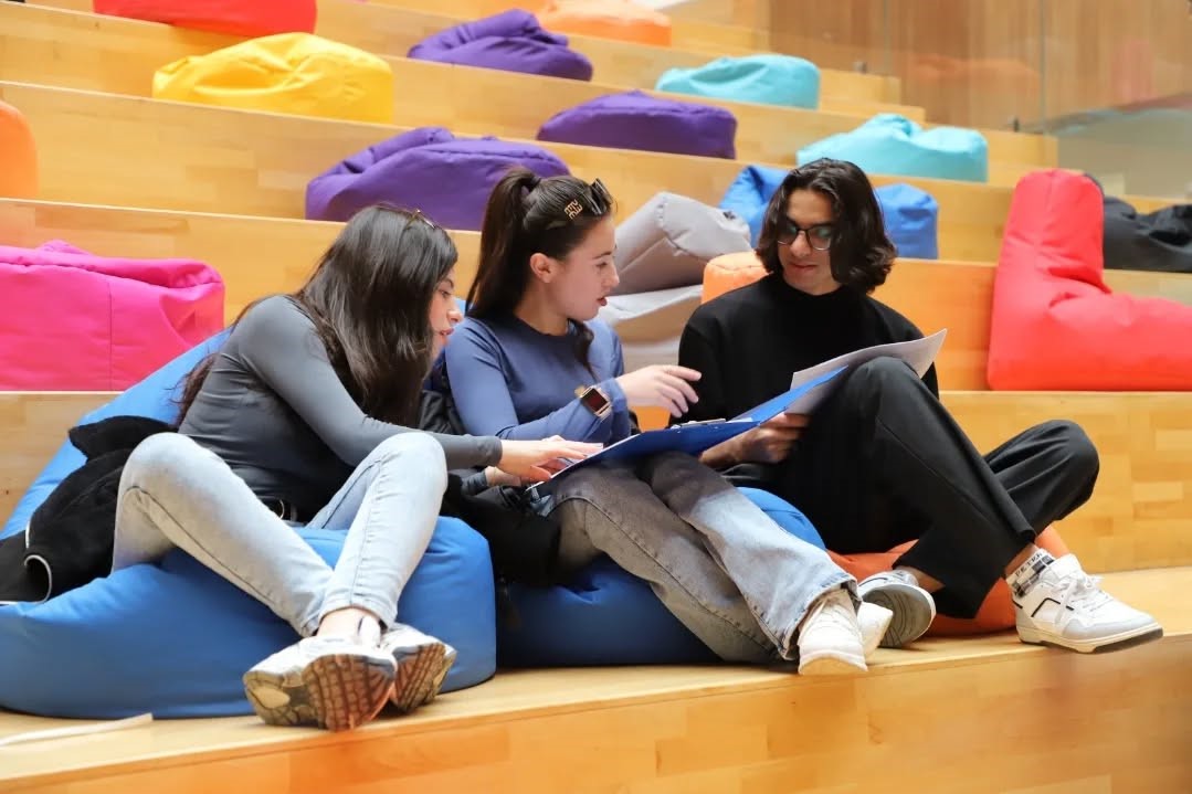 Güneşli havayı fırsat bulan öğrenciler kampüste günün tadını çıkardılar