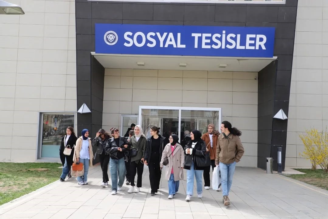 G&uuml;neşli havayı fırsat bulan &ouml;ğrenciler kamp&uuml;ste g&uuml;n&uuml;n tadını &ccedil;ıkardılar
