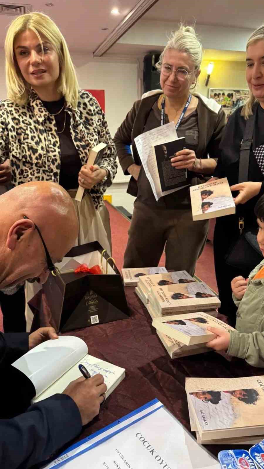 Gazeteci-yazar Ali Atalar, GKV’de minik hayranları ile buluştu