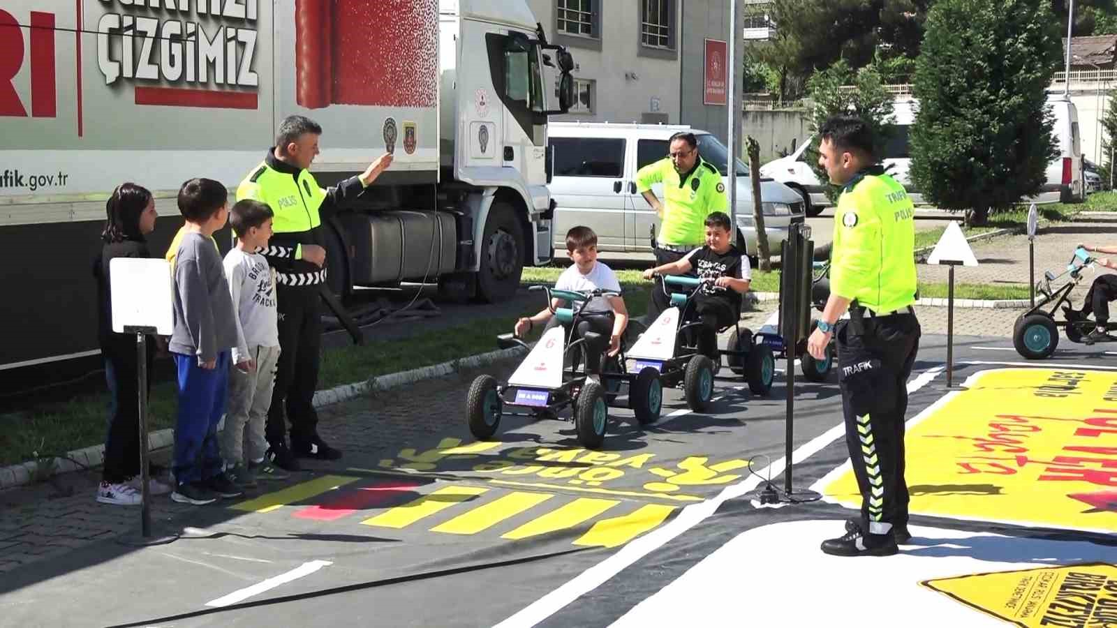 Öğrenciler trafik kurallarını bu tırda öğreniyor