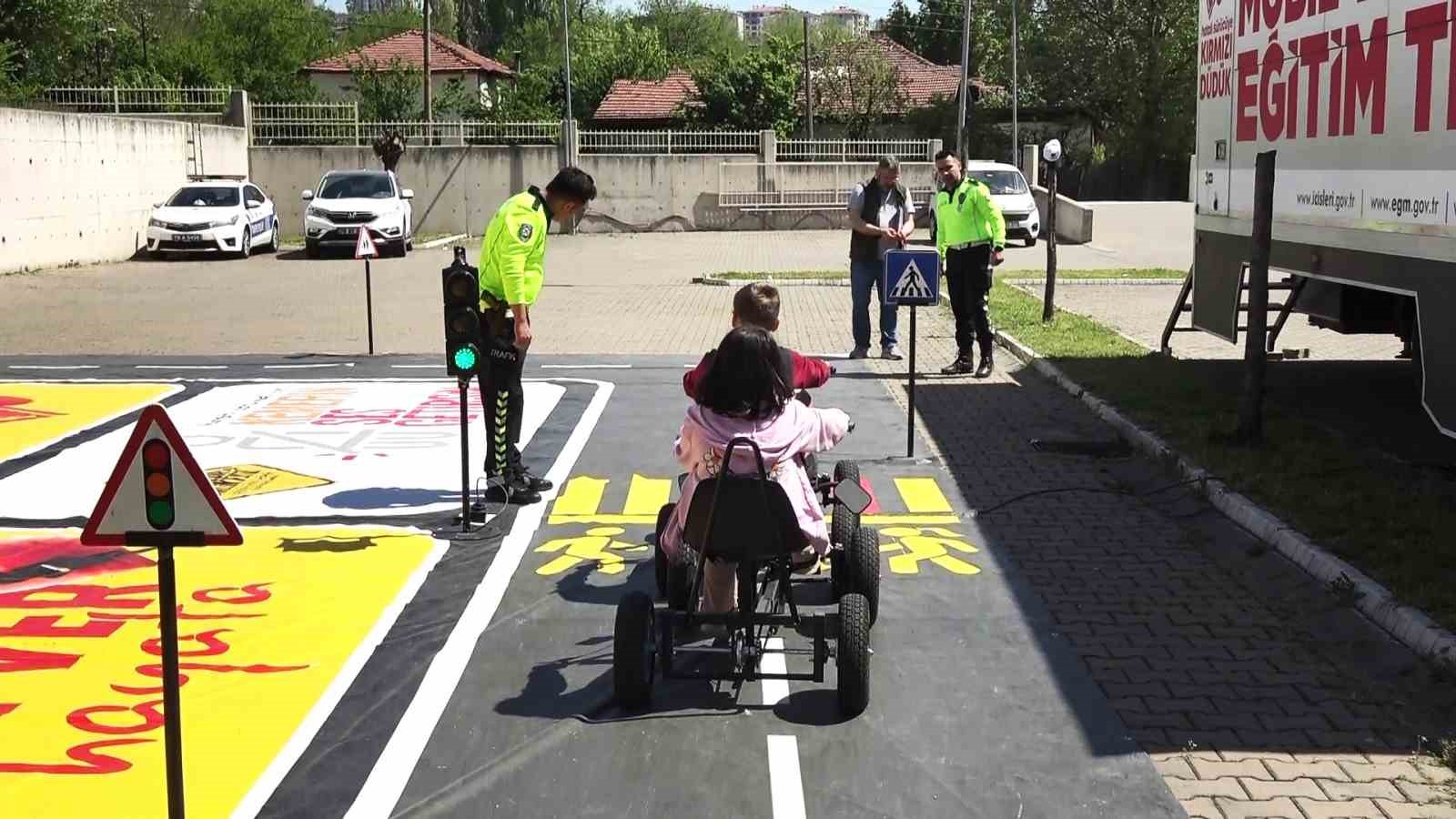 &Ouml;ğrenciler trafik kurallarını bu tırda &ouml;ğreniyor
