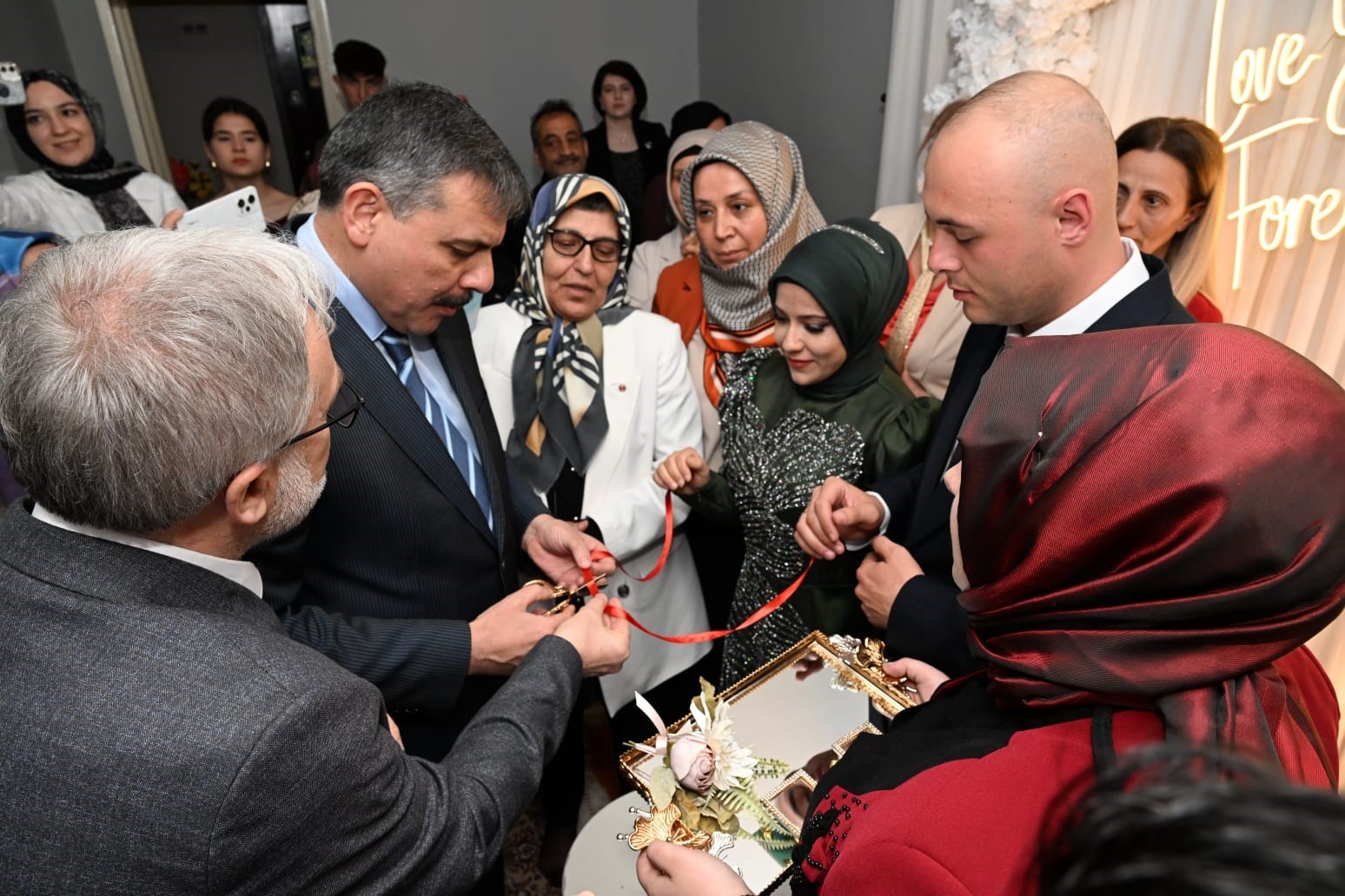 Kız istemeye Vali’de katıldı