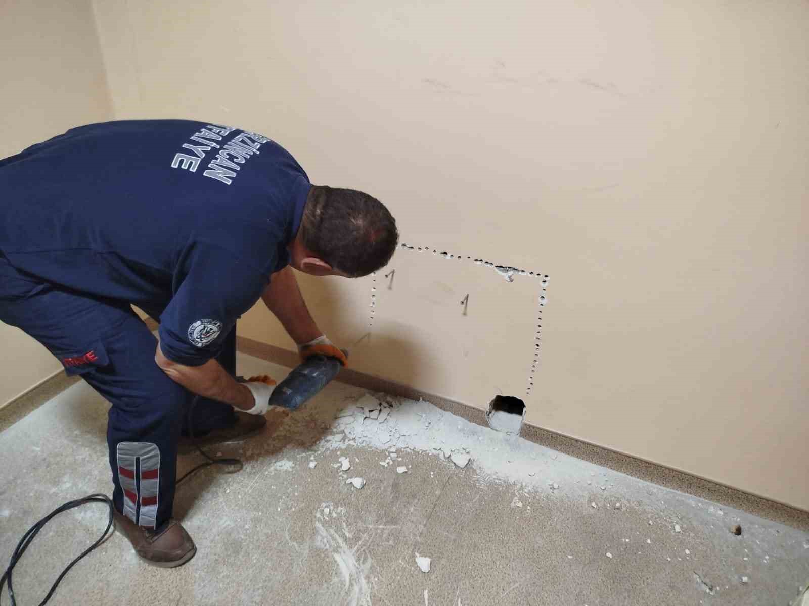 Havalandırma boşluğunda sıkışan kedi kurtarıldı
