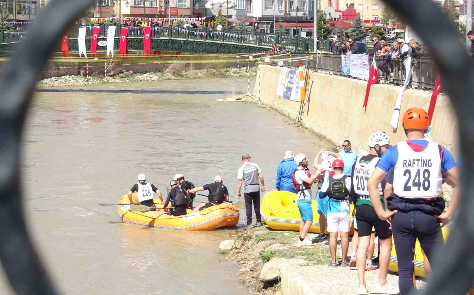 Türkiye’nin en hızlı akan Çoruh Nehri’nde rafting heyecanı yaşandı