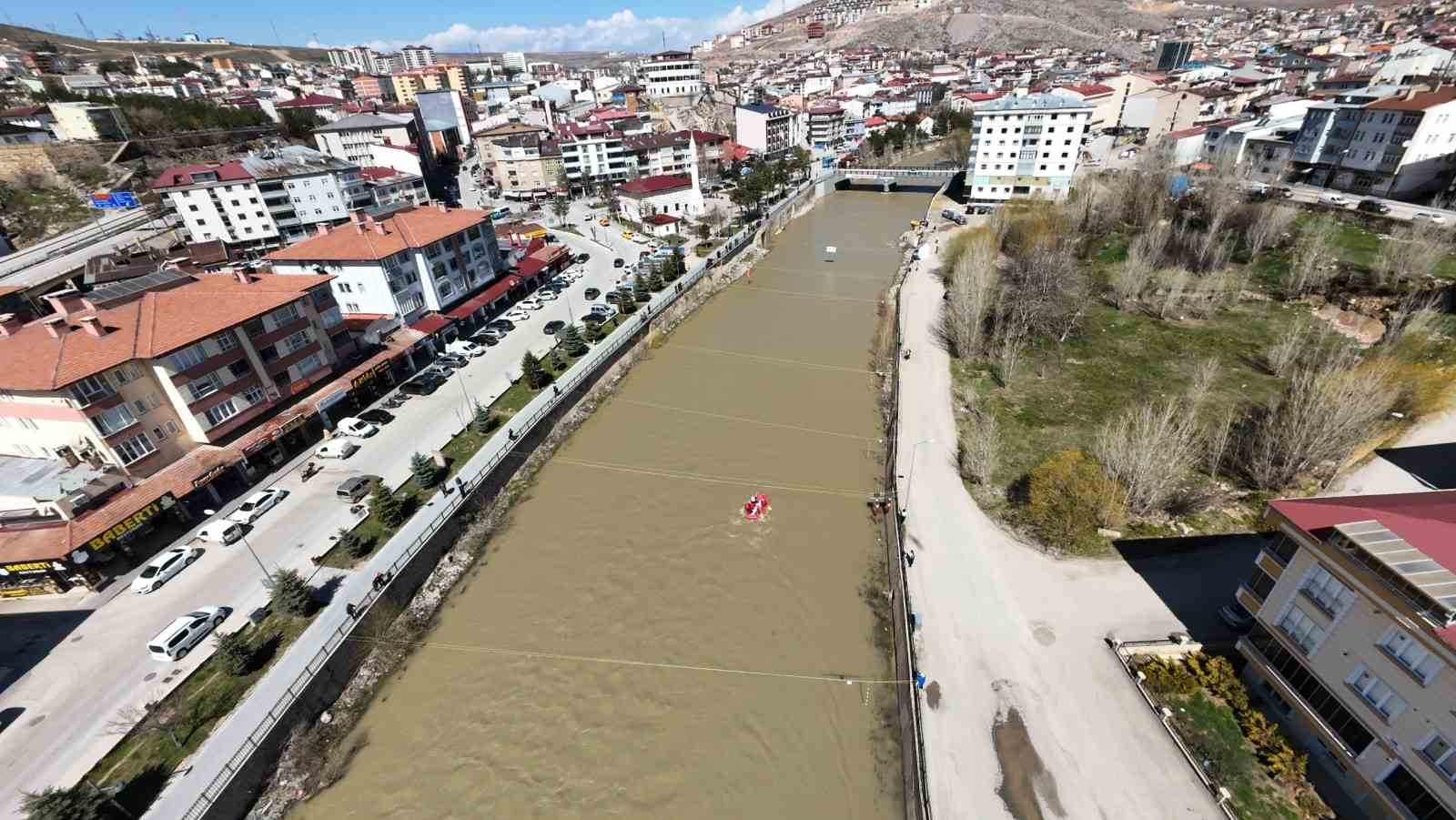 T&uuml;rkiye&rsquo;nin en hızlı akan &Ccedil;oruh Nehri&rsquo;nde rafting heyecanı yaşandı
