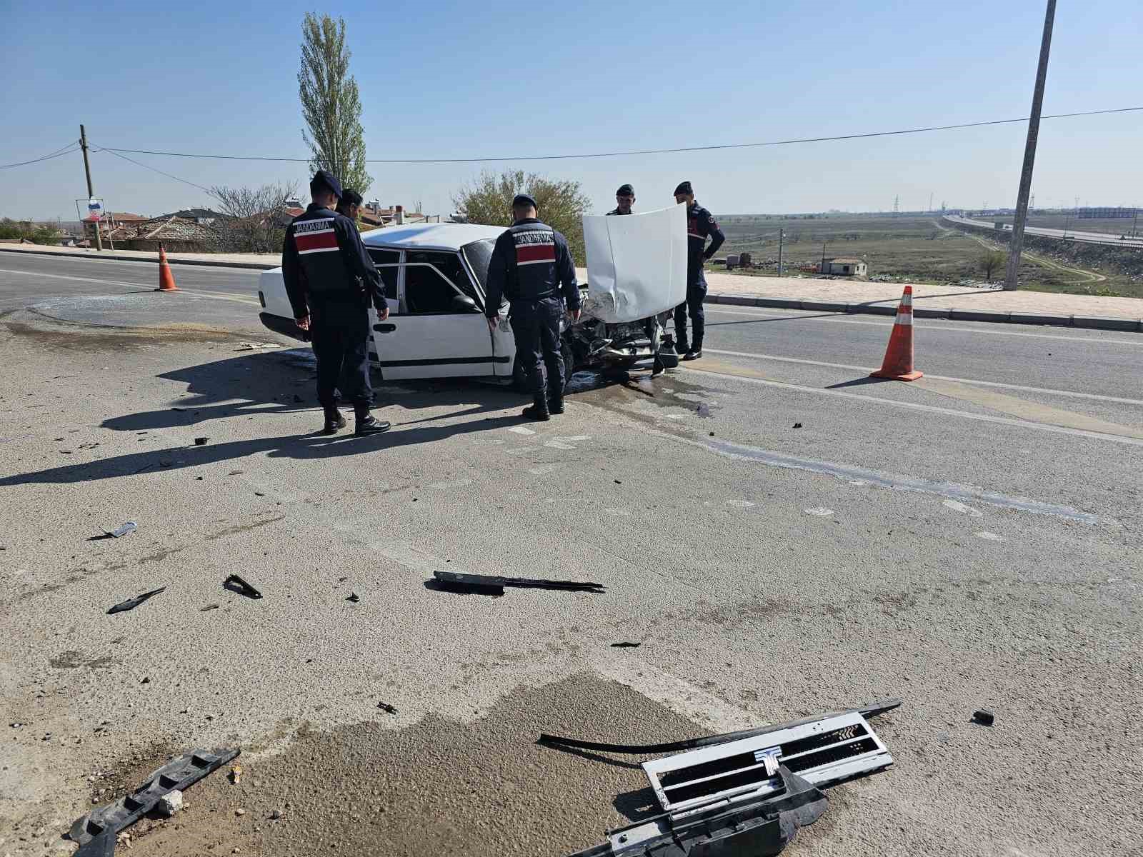 Ehliyetsiz s&uuml;r&uuml;c&uuml; kaza yaptı: 2 yaralı
