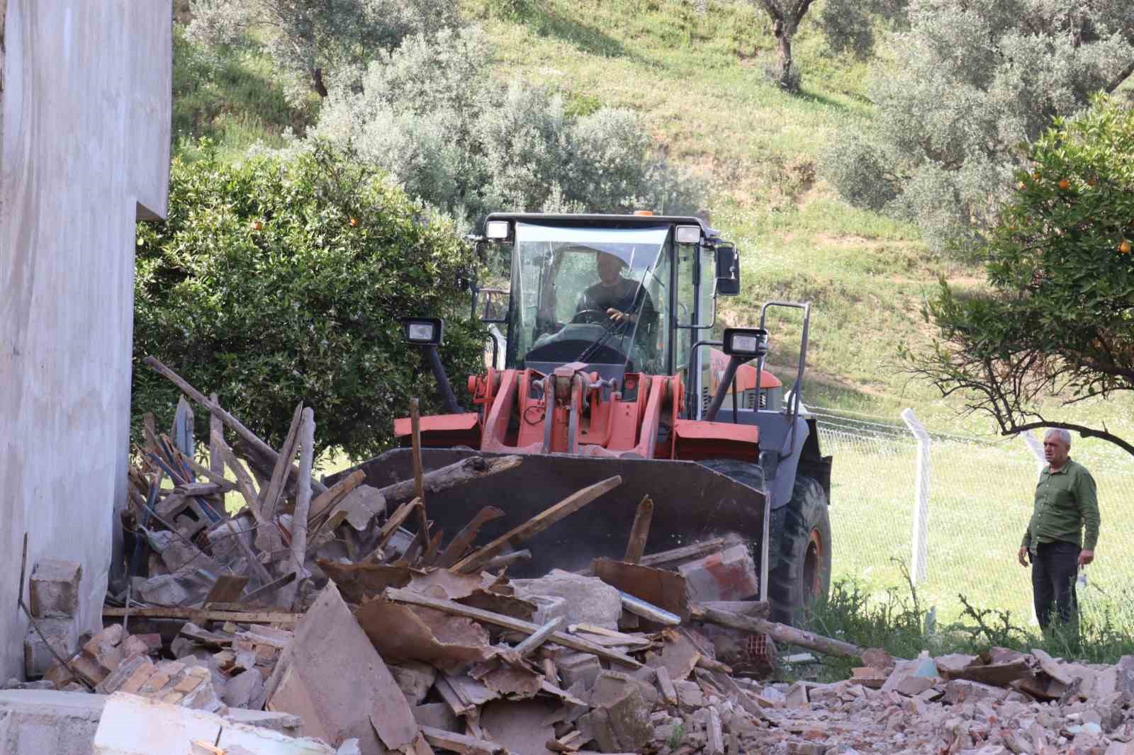 Nazilli&rsquo;de metruk binaların yıkımı s&uuml;r&uuml;yor

