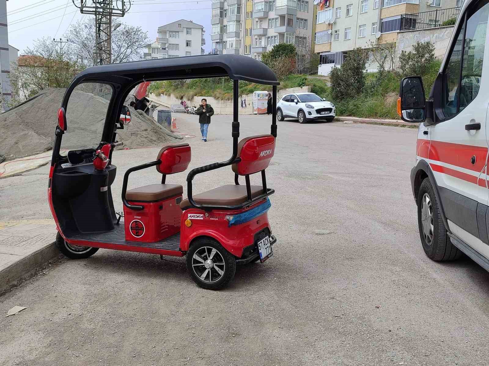 Sinop’ta 3 tekerlekli motosiklet devrildi: 2 yaralı