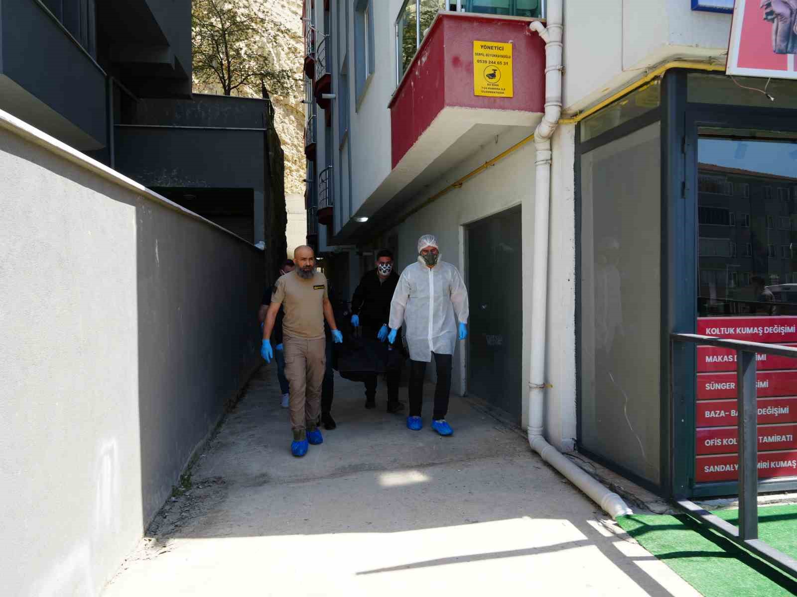 Apartmanı saran kokunun ardından vahşet çıktı