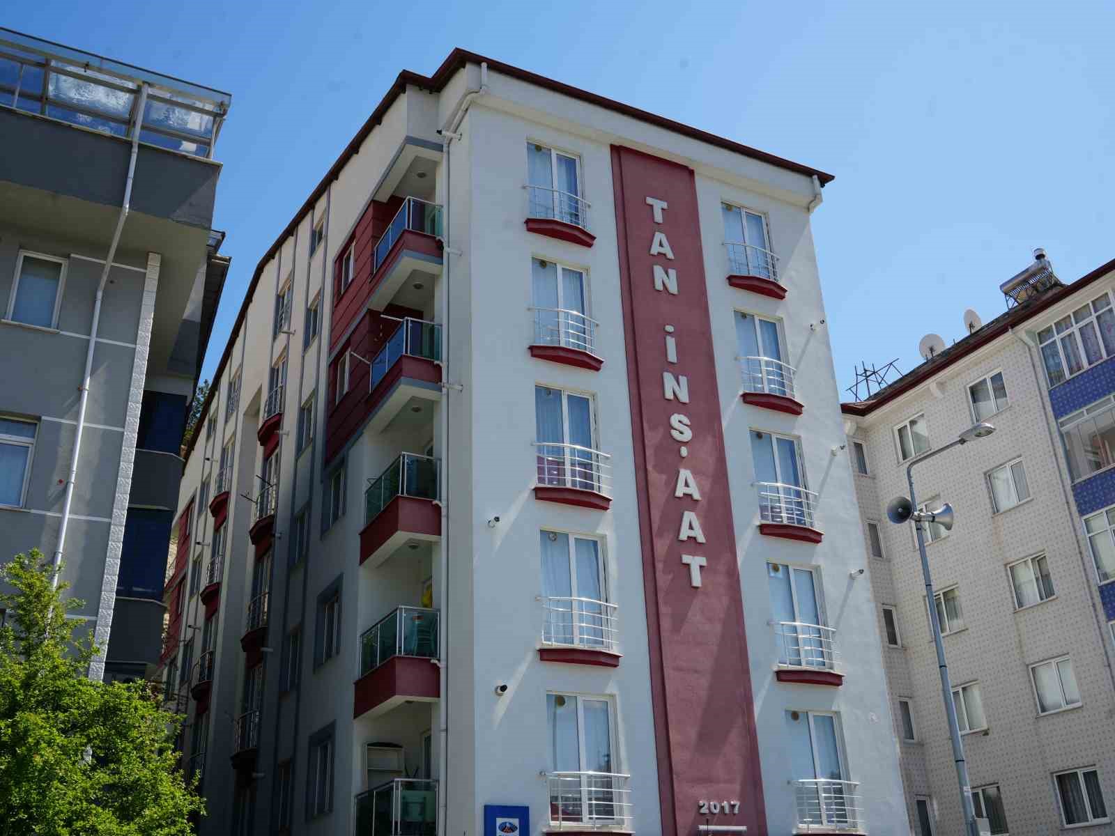 Apartmanı saran kokunun ardından vahşet &ccedil;ıktı
