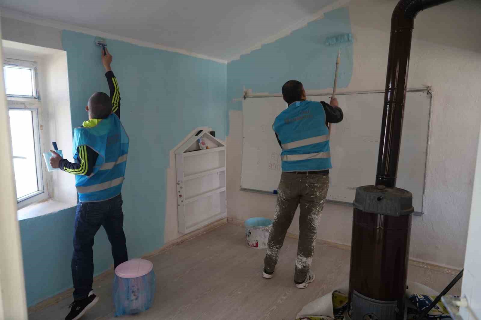 Hükümlüler 23 Nisan öncesi köy okulunu yeniledi