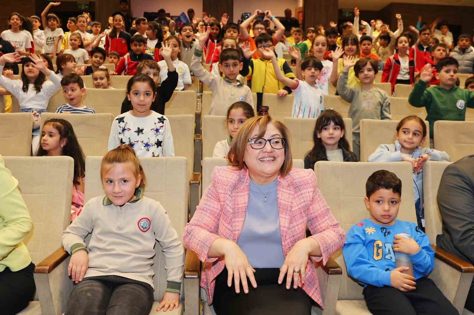 İkinci çocuk tiyatroları şenliğine katılan Şahin, yoğun ilgiyle karşılandı