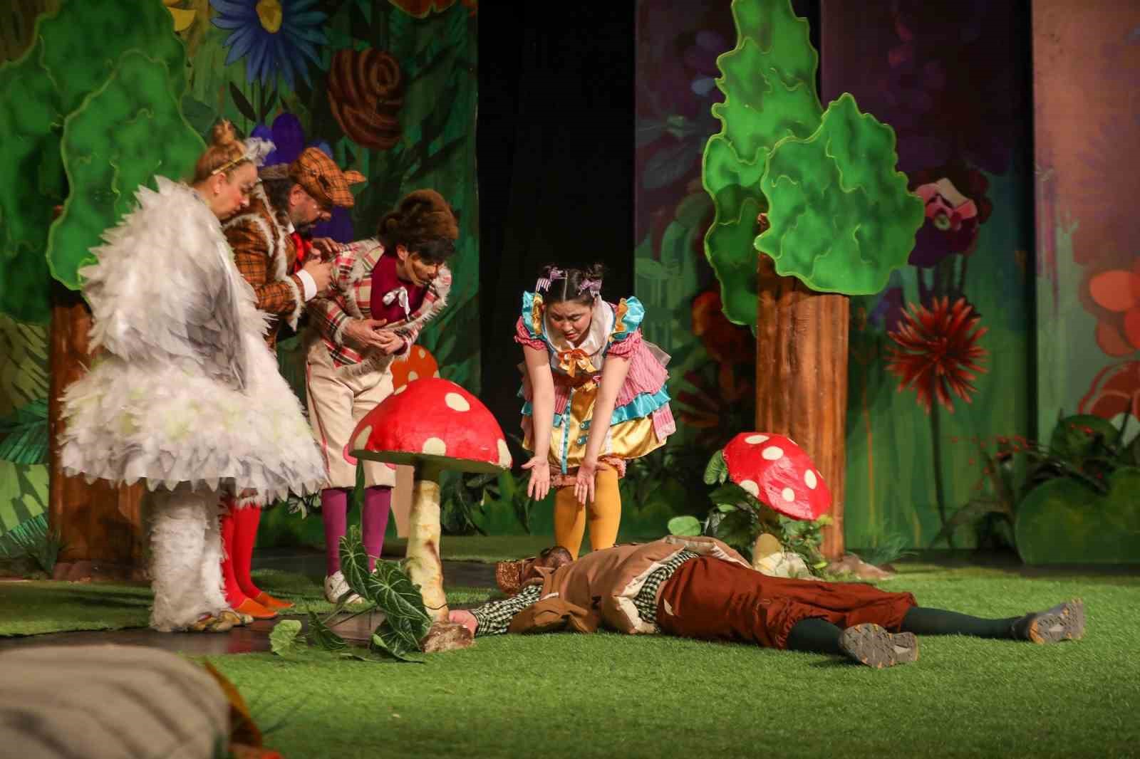 İkinci &ccedil;ocuk tiyatroları şenliğine katılan Şahin, yoğun ilgiyle karşılandı
