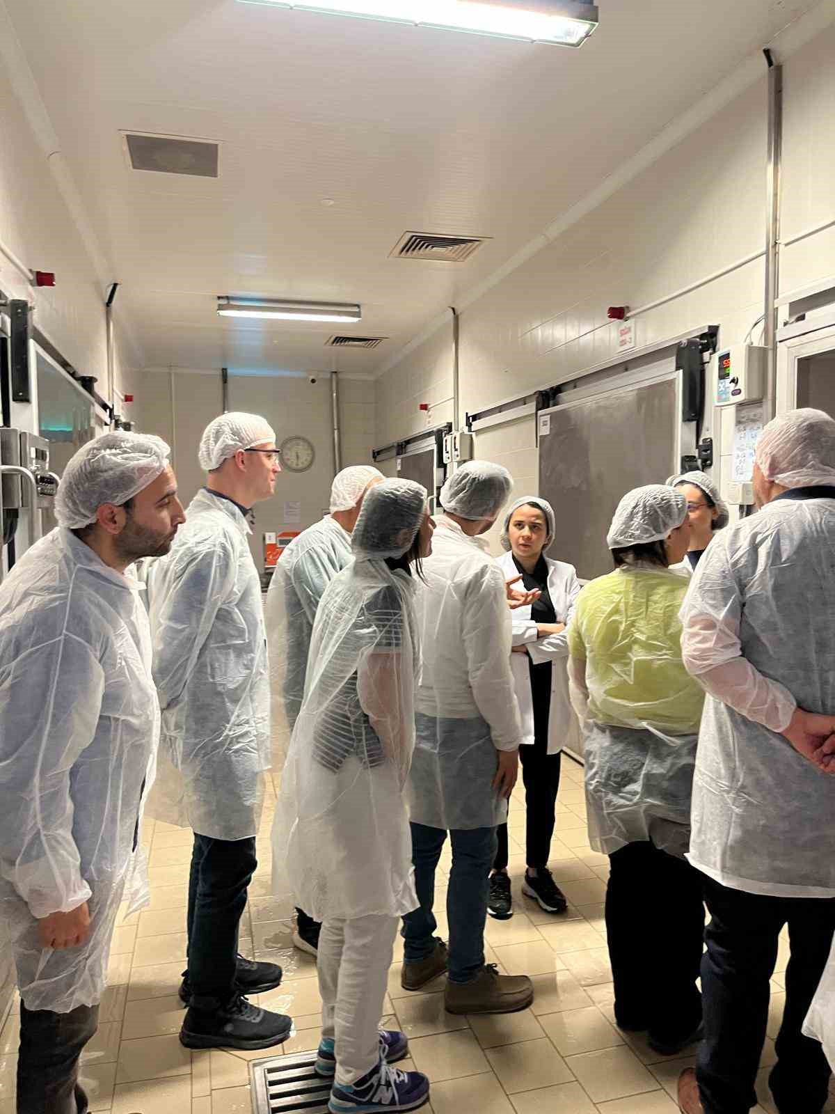 Akademi &Ouml;ğretmenleri ayran fabrikasını inceledi
