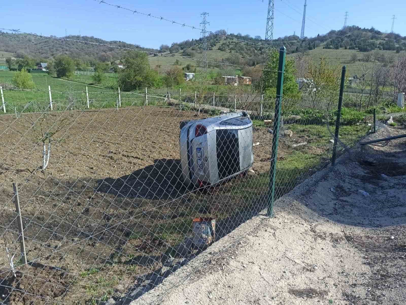 Bilecik’te şarampole yuvarlanan aracın sürücüsü yaralandı