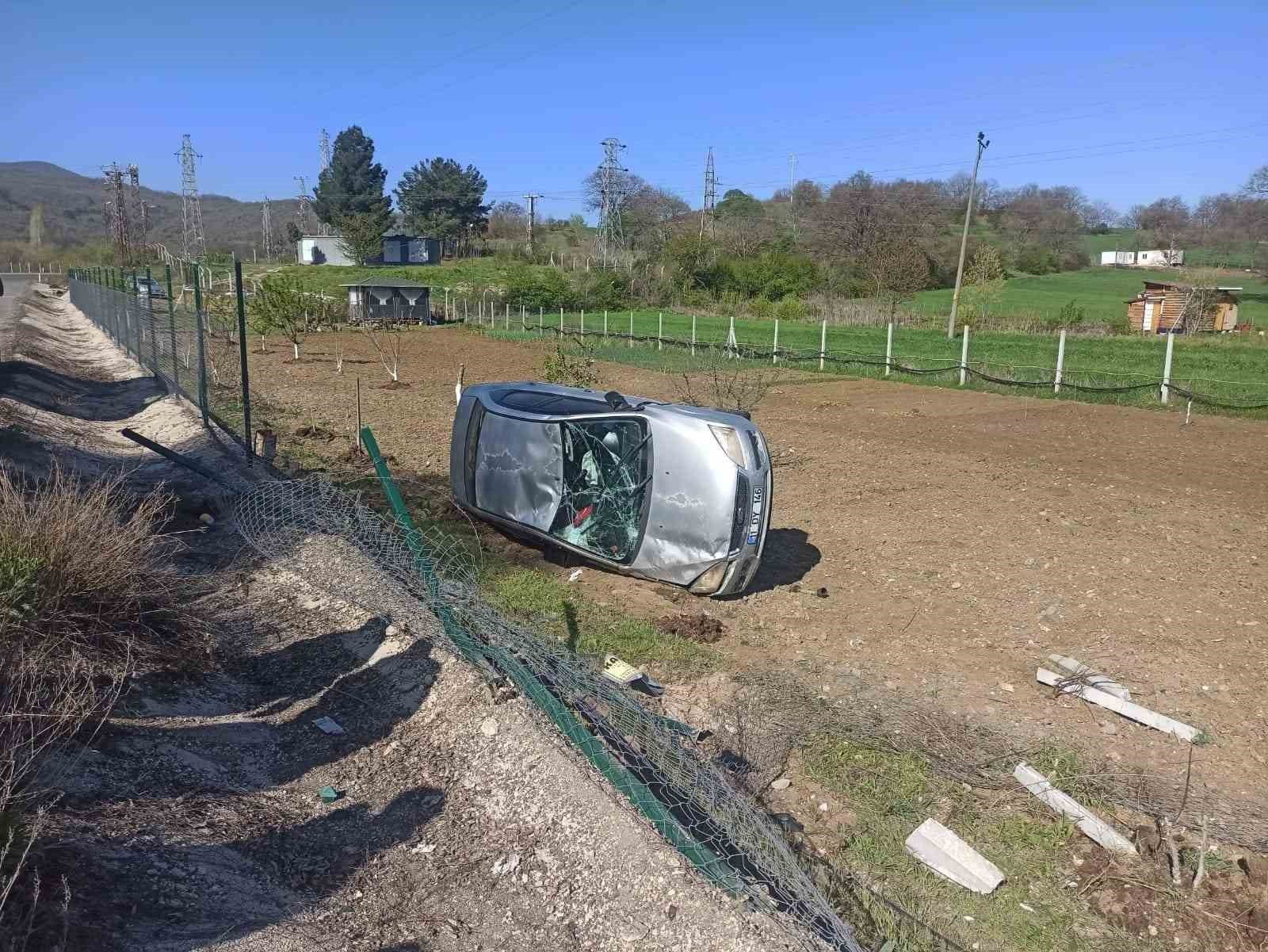 Bilecik&rsquo;te şarampole yuvarlanan aracın s&uuml;r&uuml;c&uuml;s&uuml; yaralandı
