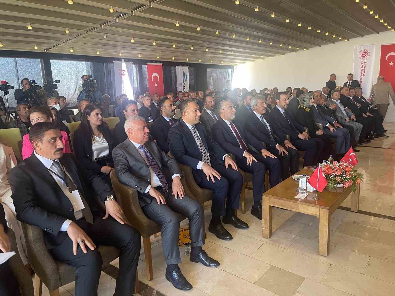 Bakan Işıkhan: "T&uuml;m illerimizi yeniden ayağa kaldırmak ve yaralarımızı sarmak i&ccedil;in &ccedil;ok hızlı harekete ge&ccedil;tik"
